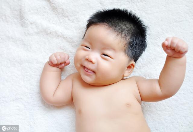 新生儿肚子大，脑袋有包？这7种现象，宝妈以为异常，其实都正常