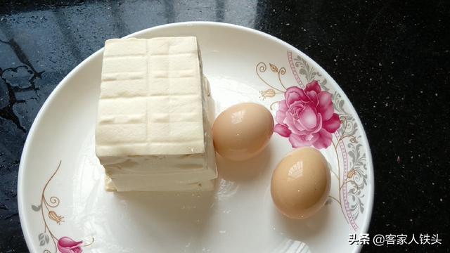 豆腐中打入2个鸡蛋，没想到这么好吃，鲜嫩味美，上桌汁都不剩