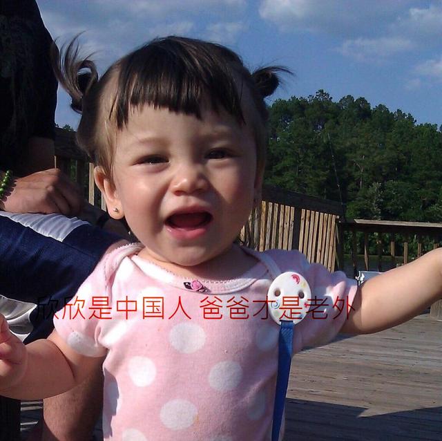 妈妈喊混血女儿“老外”，小萝莉拍桌反驳，我不是老外是中国人