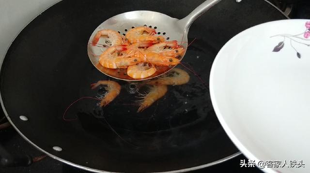 豆腐中打入2个鸡蛋，没想到这么好吃，鲜嫩味美，上桌汁都不剩