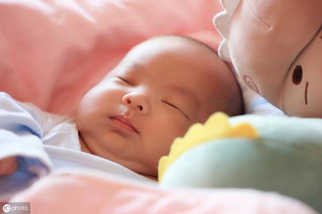 孩子一出生就有这些特点，说明在子宫里发育很不错，你家娃有吗？