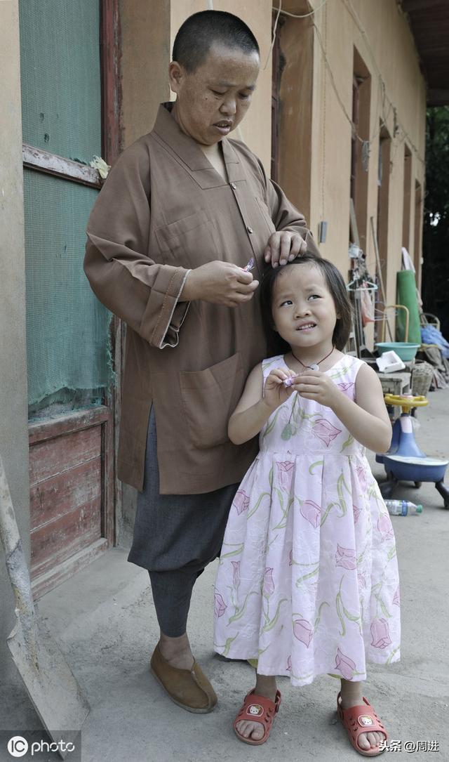 生长在尼姑庵的5岁小女孩，给师太既叫“妈咪”又喊“师傅”