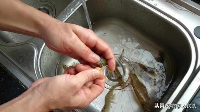 豆腐中打入2个鸡蛋，没想到这么好吃，鲜嫩味美，上桌汁都不剩