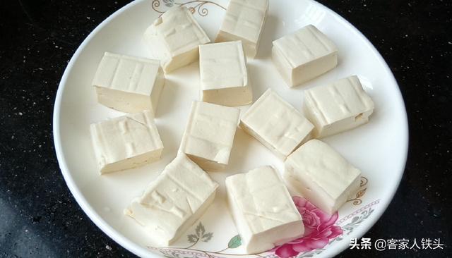 豆腐中打入2个鸡蛋，没想到这么好吃，鲜嫩味美，上桌汁都不剩