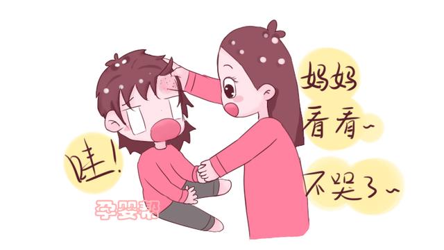 孩子头朝地摔下后，妈妈第一时间这样做，连医生都点赞