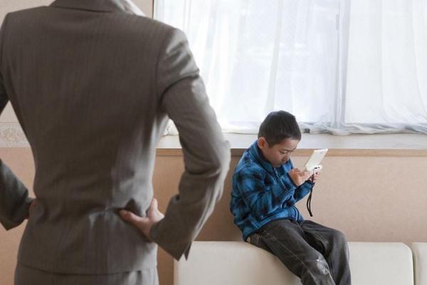 小孩越吼越不听话？育儿专家：用这4招，比你吼一万遍管用！