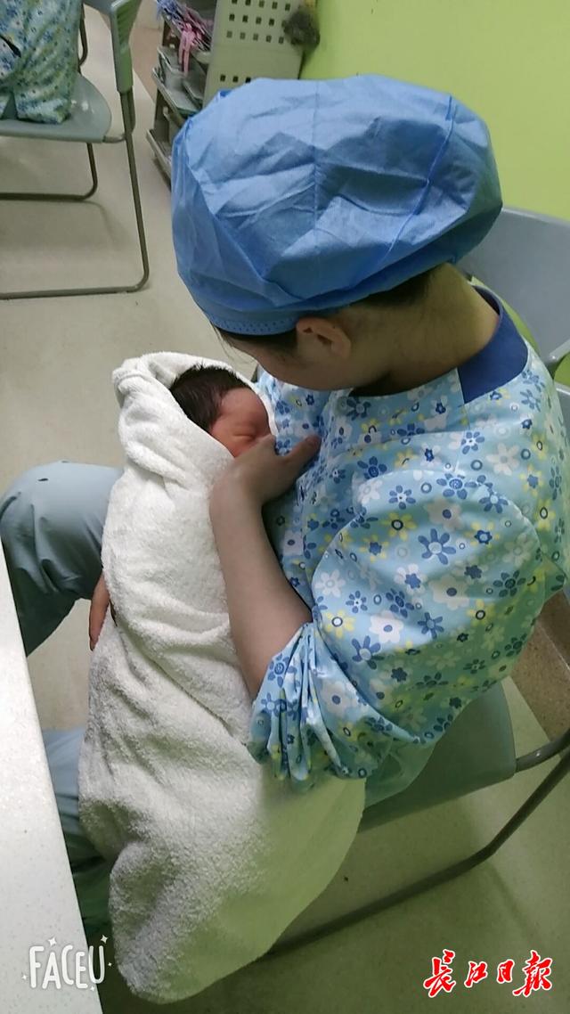 新生婴儿不吃奶急哭新妈妈，哺乳期护士为宝宝喂奶