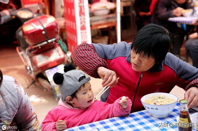 孩子让姥姥带还是奶奶带，每个年龄段都有些不一样