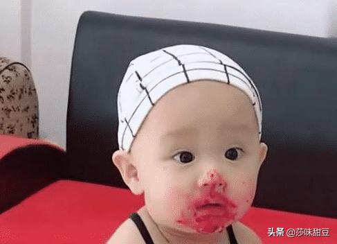 宝宝偷吃水果，本以为天衣无缝，结果却被爸爸一眼识破