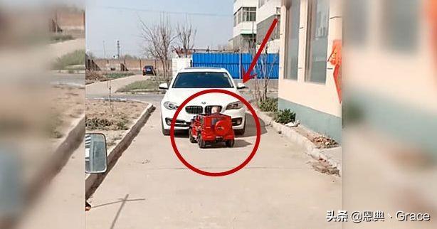 自舅舅得罪了外甥，他的宝马就遭到无情的报复，网友：亲外甥！