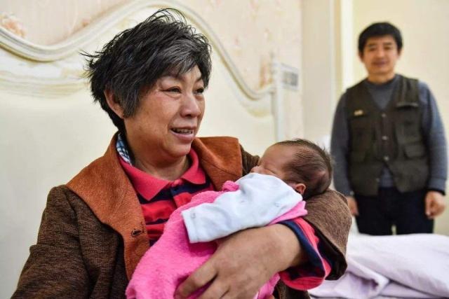 60岁产妇冒险生下双胞胎儿子，八年后却后悔：早知如此，不如不生