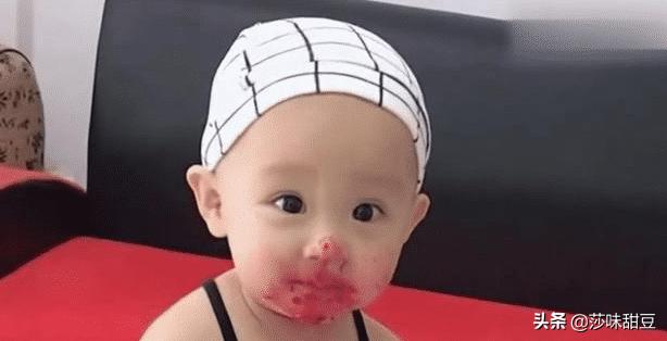宝宝偷吃水果，本以为天衣无缝，结果却被爸爸一眼识破