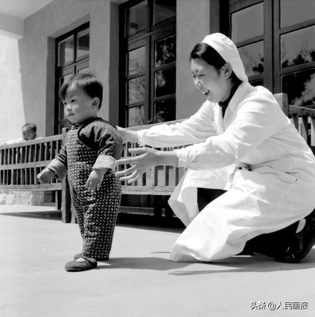 60年前，青岛第六棉织厂托儿所悉心照看乳儿，年轻妈妈可无忧工作