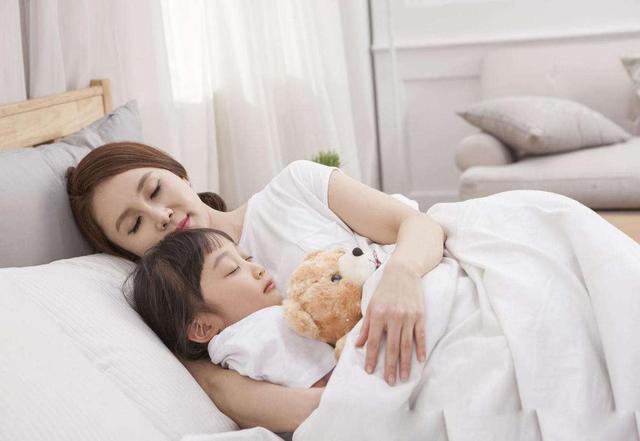 孩子长到5岁后，就必须跟家长分房睡吗？专家表示：太教条