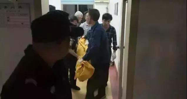 4岁女童被爸爸遗忘车内身亡，家长：幼儿园为什么没通知？