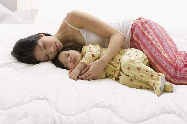 孩子长到5岁后，就必须跟家长分房睡吗？专家表示：太教条