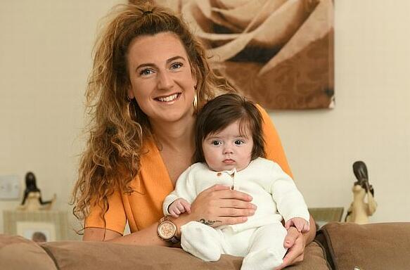 英国3月大女婴头发超浓密 常被错认成玩偶