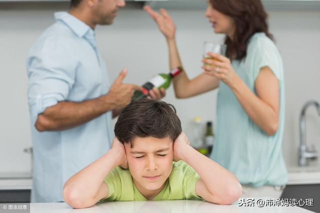 安全感的力量有多大，妈妈的一个微笑让宝宝勇敢爬过“悬崖”