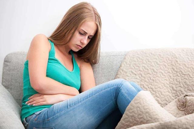 女儿来第一次来“大姨妈”，闹出不少笑话，宝妈该如何正确应对？