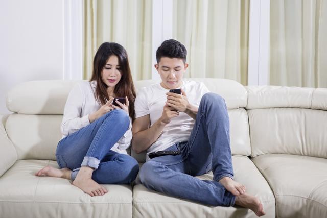 父亲玩手机致车内女儿闷死：世界正在惩罚沉迷手机的父母！