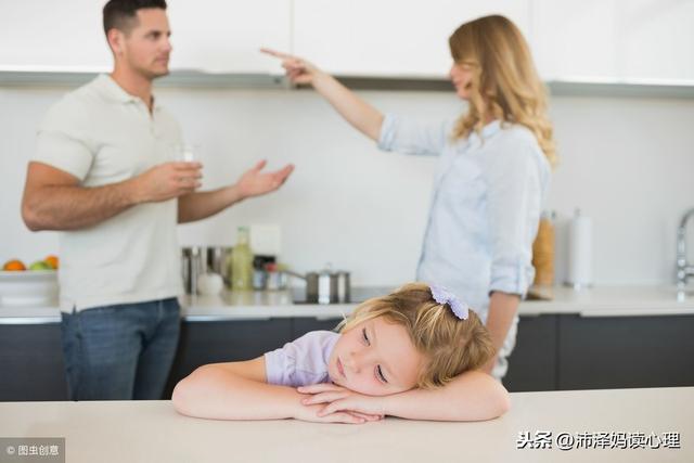 安全感的力量有多大，妈妈的一个微笑让宝宝勇敢爬过“悬崖”