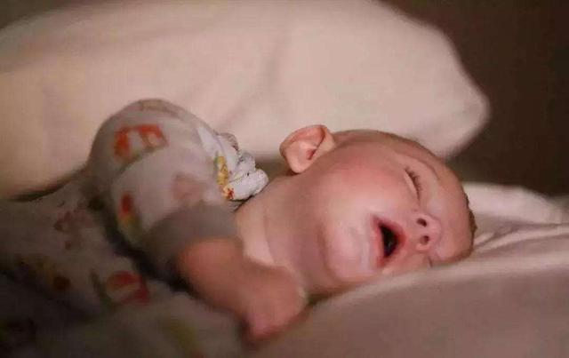 白天小睡短，夜醒多？宝宝的睡眠问题，多半是家长的锅