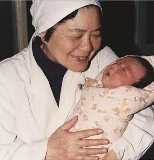 国内首例试管婴儿正式当妈，小宝宝重达3.8千克，母子平安
