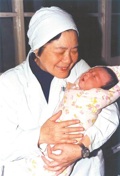 首个试管婴儿如今喜为人母