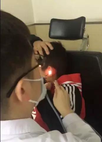 济南8岁小孩不小心把弹珠塞进耳朵里，家长急坏了
