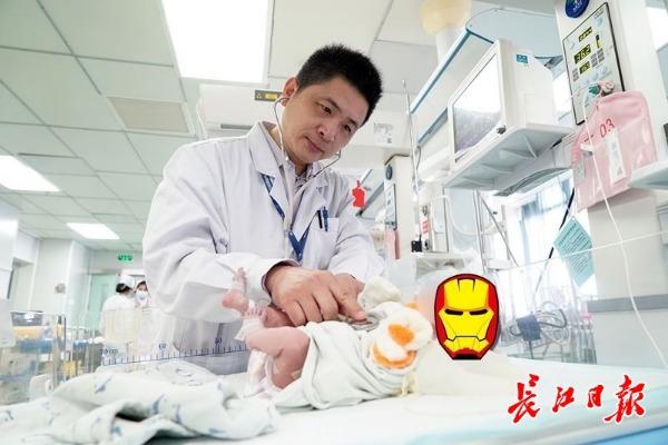 婴儿不吃奶还吐黄绿色胆汁，一查才知是先天肠管“错位”