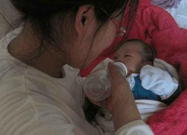 医生在接生时，果断将婴儿手臂折断，了解情况后，宝妈流泪感谢