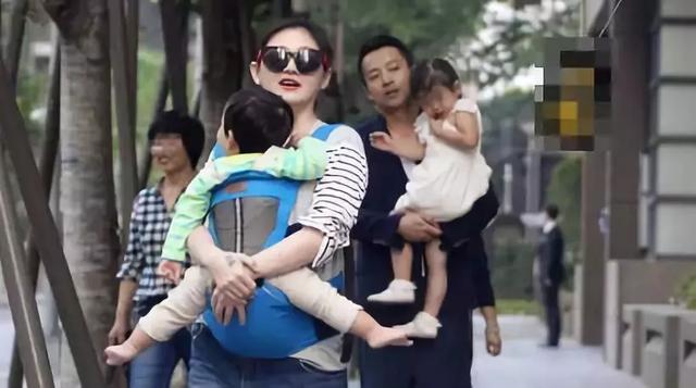 抱宝宝姿势不正确当心以后驼背、罗圈腿、高低肩，快学习正确抱姿