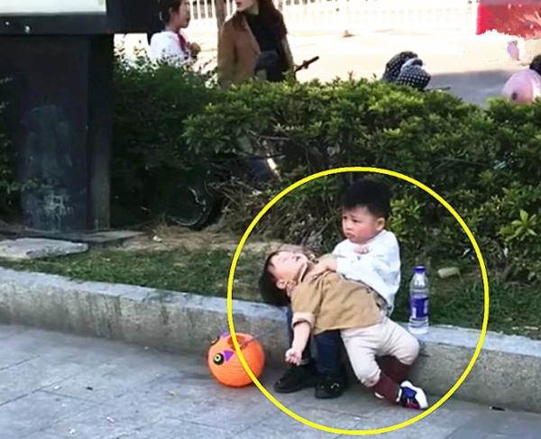 3岁哥哥路边照顾2岁小妹妹，腿都酸了还强撑着妹妹，暖心又心酸