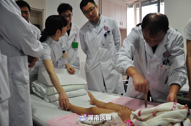 3岁女童摔倒伤了脊髓，双脚失去知觉！医生：送医方式不当或致残