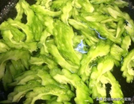 凉拌苦瓜怎样做不苦？掌握3个小技巧，苦瓜脆嫩多汁，苦味淡！