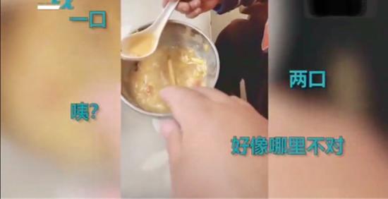 宝宝不好好吃饭，爸爸在碗里划一道杠，吃完后熊孩子反应让人笑喷