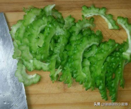 凉拌苦瓜怎样做不苦？掌握3个小技巧，苦瓜脆嫩多汁，苦味淡！