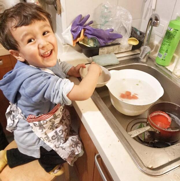 爸爸要出差10天，5岁儿子每天给妈妈做早餐，简直太用心了