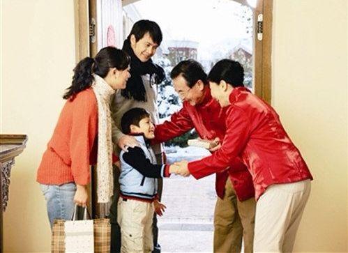 与老人带孩子育儿观念不同时，宝妈应如何处理？3个方法搭配最好