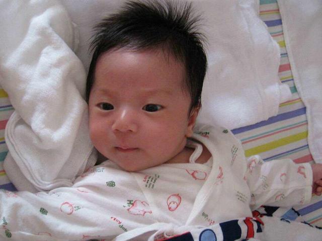 娃出生后，为什么婆家都会夸赞宝宝像爸爸？五点好处，妈妈别吃醋