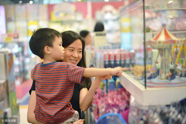 “妈妈我想买玩具”，你的回答可能影响孩子一生，很多家长答错了