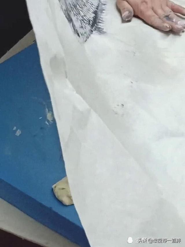 幼儿园作业要画鱼，爷爷买来活鱼直接印一张：这要逼哭其他家长！