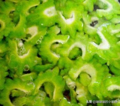 凉拌苦瓜怎样做不苦？掌握3个小技巧，苦瓜脆嫩多汁，苦味淡！