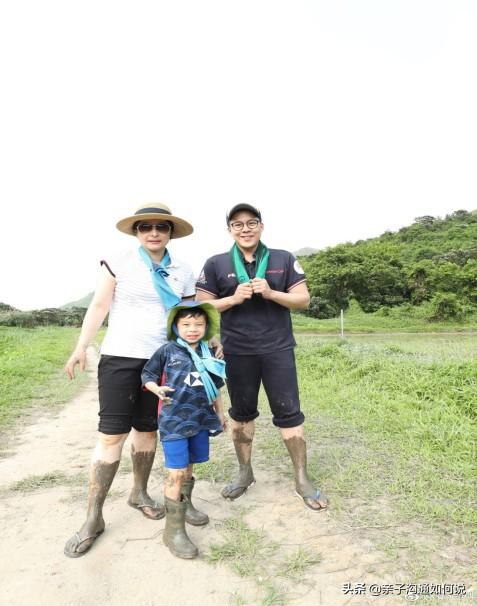 霍启刚郭晶晶带儿体验农家生活：有一种教育比学历更重要