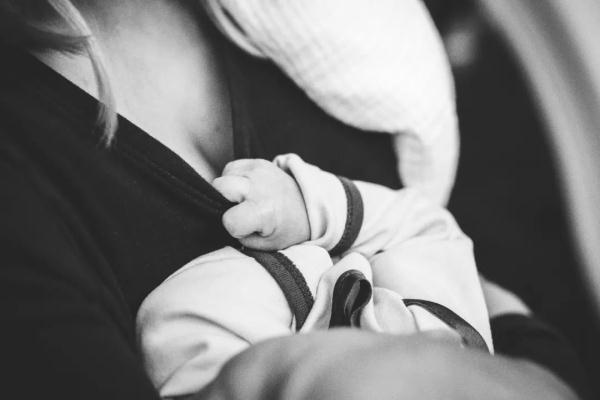 孩子到底需要喝多少奶？吃多少辅食？知道这4个字就够了！