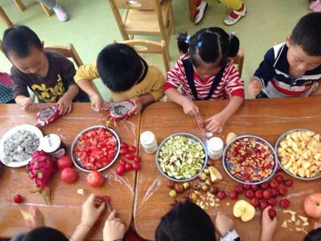 幼儿园老师摆拍水果，被家长发现是“套路”，家长：最讨厌欺骗