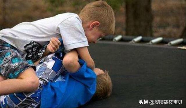 孩子爱打人，家长该如何引导？