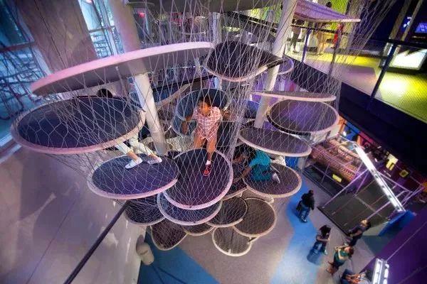 轻松一刻|在东京街头“捣乱”、在曼哈顿疯狂涂鸦，熊孩子频频出新招却被表扬？！