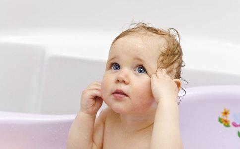 妈妈给宝宝洗澡时总哭，婆婆一上手宝宝“秒变脸”，这是咋回事？