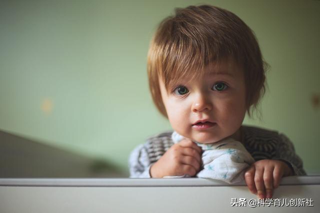 爱咬指甲、抓头发...当孩子有这类表现时，父母千万要重视！